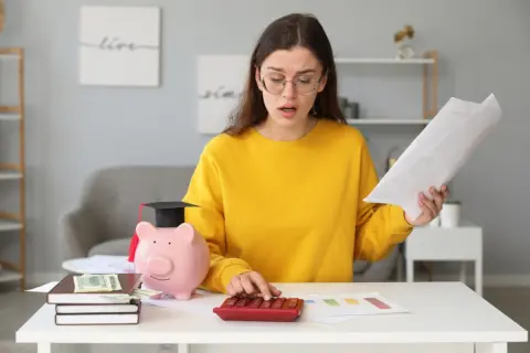 子どもの学費が「年120万円」で大変！ 母に話したら「昔の授業料は30万円だった」と言われたのですが、大学の学費はどれだけ高くなったのでしょうか…？