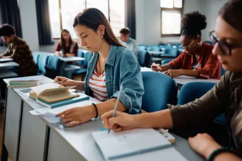 中学生の子どもの夢は「年収500万円」だそうです。「少なすぎる」と思うのですが、かなえるためには大学に進学させるべきでしょうか？