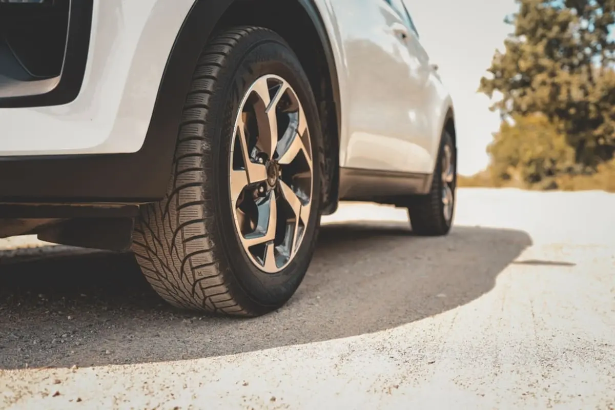 プリウスに乗ってるけど、タイヤの「残り溝」が少なくなってきた！ 1年後に買い替える予定でも「放置」はNG？ 整備不良で「罰金9000円」になるって本当でしょうか…？