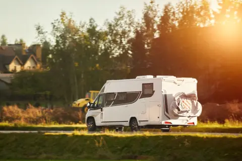 キャンピングカーのような「8ナンバー」は税金が安いって本当？ 仕組みと税額を解説