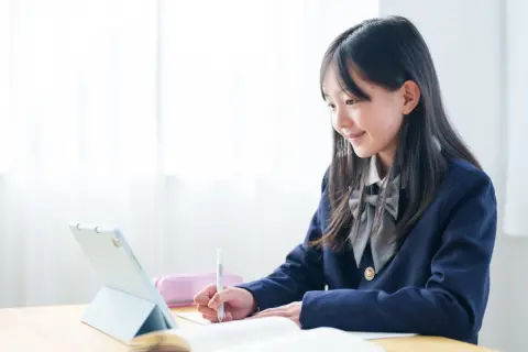 子どもを「私立小学校」に通わせている友人。うちは公立小学校でも家計がギリギリなのですが、どれくらいの学費を払っているのでしょうか？