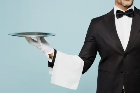 富裕層や資産家などに就く「執事」って実在するの？ 実際の仕事はどんなもの？