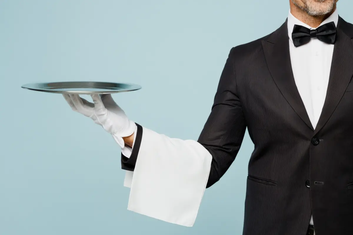 富裕層や資産家などに就く「執事」って実在するの？ 実際の仕事はどんなもの？