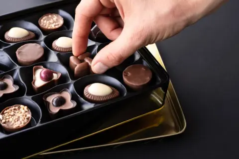 彼氏からバレンタインに「ブルガリのチョコ」をリクエストされた！ 2粒で「3560円」ですが、それだけおいしいのでしょうか…？