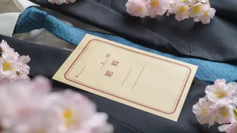 大卒初任給は「20年前」と比べて10%アップ！ 2024年で最も高かったのは「建設業」という結果に。今後も「新卒初任給」は上がり続ける？ 推移を解説