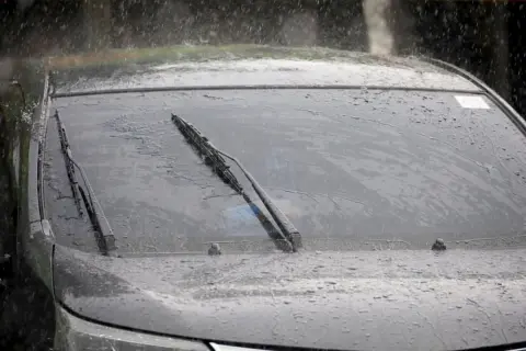 朝に車のフロントガラスが凍っていたので「ワイパー」で氷を落とそうとしたら、祖父に「傷がつく！」と怒られました。車を傷つけない「凍結への対処法」は何ですか？