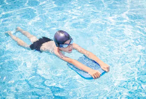 孫が「水泳」を習い始めるそうですが、「月謝」はどれくらいなのでしょうか？ 子ども夫婦の代わりにお金を出してあげたいです。