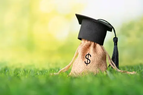 もうすぐ学資保険の満期保険金「400万円」を受け取るのですが、税金はかかりますか？ それと、確定申告は必要ですか？