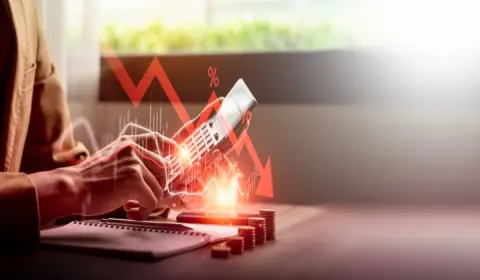 もうすぐ「65歳」になるので年金を受給予定です。現在「時給1500円」で働いていますが、月に「何時間」を超えると年金の受給額が減るのでしょうか？