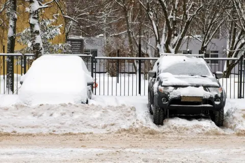 雪道に車を停めたら動かなくなった！？ 知らないと困る「冬」の駐車トラブルとは？
