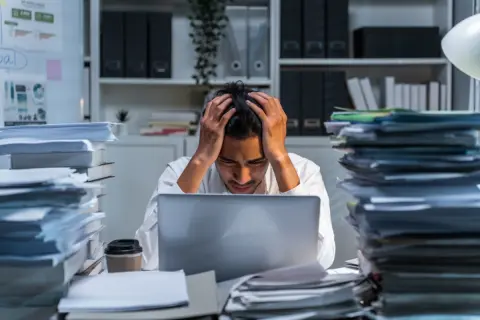 同僚が「退職代行」を使って退職→業務量が「1.5倍」になっても人員補充はないけど、手取りは18万円で変わらない！ 交渉すれば「給与」は上がる？ ポイントを解説