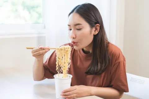 インスタントラーメンはどれだけ経済的？ 昼食がコンビニ弁当だった場合と比べ、月の食費はどれだけ違う？