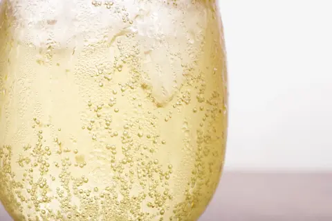 毎日夫婦でサワーを作って晩酌しています。毎週「強炭酸水」をまとめ買いしているのですが、毎日使うなら「炭酸水メーカー」の方がコスパはよいですか？