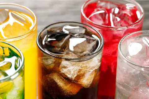 チェーン店で「ソフトドリンク」だけ頼むのはマナー違反？ 自販機で購入する際の価格差やドリンクを安く購入する方法を解説