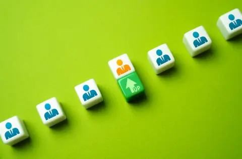 「課長」から念願の「部長」に昇進…！給料が上がるのは嬉しいですが、正直務まるか不安です…仕事内容や年収はどう変わりますか？