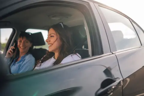 友人たちと「熱海旅行」へ行くことになりました。都内から車を出してもらうのですが、お礼はどうすればよいでしょうか？