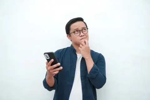 離れて暮らす兄から「50万円貸して欲しい」との連絡が…身内なら無条件で貸すべきでしょうか？