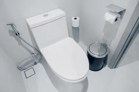 一度のトイレで水を「2回」流す同棲中の彼女。どうしても「水道代」が気になってしまうのですが、どのくらいコストがかかっているのでしょうか？