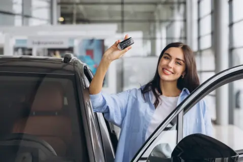 普通車を1台買う予定でしたが、妻が「私も欲しい」と言い始めました。「安い軽自動車2台」ならそれほどコストがかからず保有できるでしょうか？