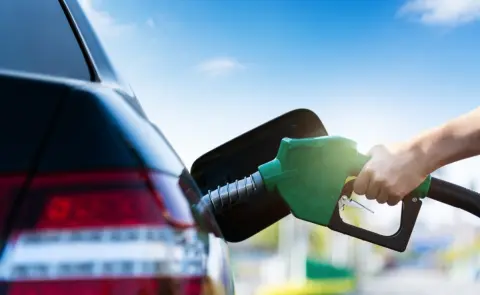 高速道路のサービスエリアで「ガソリン」を入れたら、高くて驚きました。一般道と価格が違うのはなぜでしょうか？