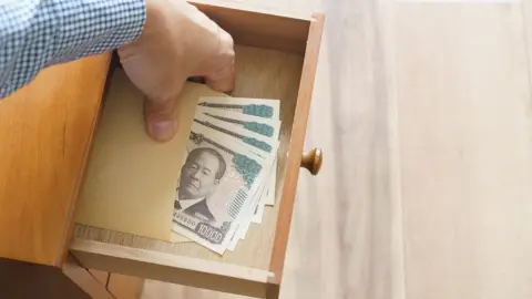 貯めていたタンス預金が「300万円」になりました。このお金で「家電」を買い替えたら「税務署」から指摘されることはあるのでしょうか？