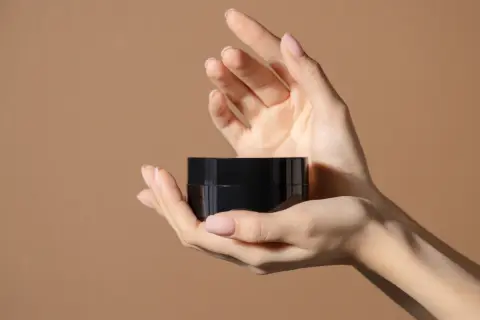 ママ友が子どもに処方された「保湿剤」を自分にも使っているのを目撃！ 最近「不適切な利用」が問題になっているけど、少しなら大丈夫？ 社会・健康への悪影響もあわせて解説