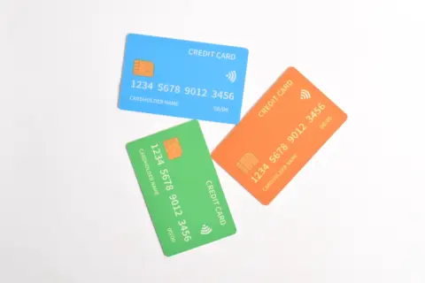 部屋を整理していたら、使っていない「クレジットカード」を3枚発見…！すぐに解約したほうがいい？