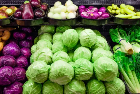 スーパーでキャベツが「1玉700円」で売られていて衝撃！ もう「もつ鍋」や「お好み焼き」は一般家庭では作れない？ このまま価格が高騰し続けてしまうのでしょうか？