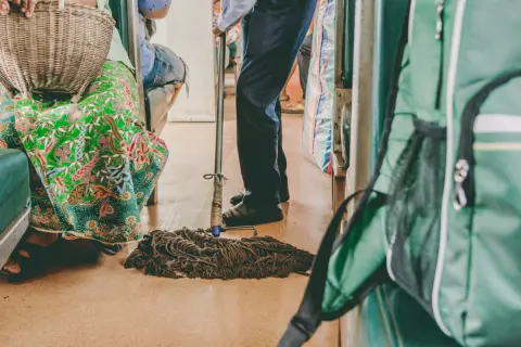 新幹線の清掃時間はわずか「7分」って本当？ 新幹線の清掃方法や清掃員の給料はどれくらい？