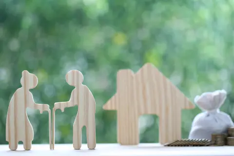 実家に毎月「5万円」を仕送りしていますが、父の収入だけでは生活費がギリギリとのこと…両親は50代ですが、このままで老後生活は大丈夫でしょうか？