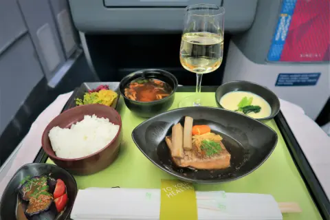 春休みはLCCで「沖縄旅行」を検討しています。お昼のフライトなので「機内食」も出るようですが、「有料」とのこと。もったいないので「おにぎりを持参」して機内で食べようと思うのですが、問題ないでしょうか？