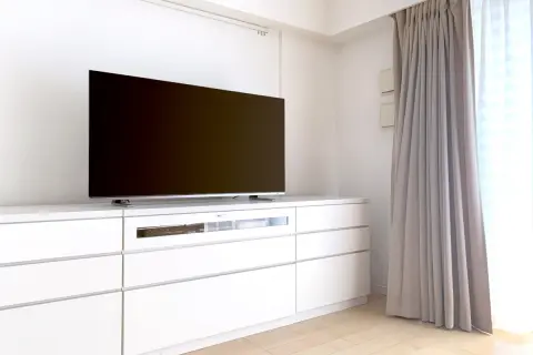 就職して初めての一人暮らし、「大画面テレビ」が欲しいのですが「NHK受信料」は払いたくありません。友人に「チューナーレスにしたら？」と言われましたが、「NHK受信料がかからないテレビ」があるということでしょうか？