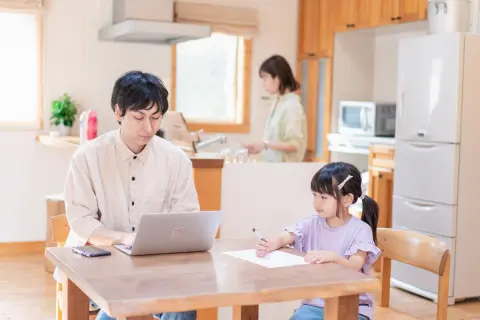 久しぶりに「平日の東京」に行ったら、街中や電車内が人でごった返していて驚きました。「コロナ禍」では閑散としていたと思うのですが、「テレワーク」は終わったのでしょうか？
