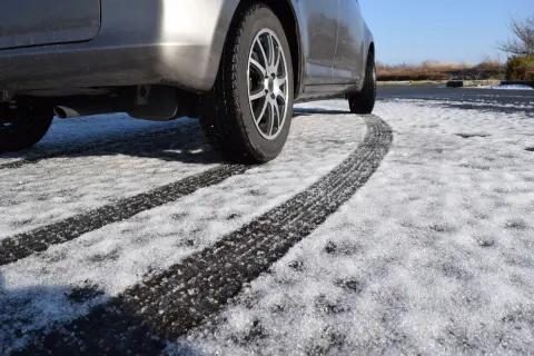 もうすぐ春になりそうですが、「スタッドレスタイヤ」はいつ頃「ノーマルタイヤ」に履き替えるべきでしょうか？履き替えにかかる費用も気になります。