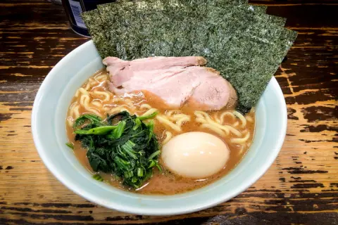 駅の「改札内」にある飲食店に行きたいです。定期券を持っているので駅構内の飲食店にも「無料」で入場できますよね？