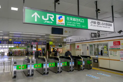 駅構内のトイレを利用するために「Suica」で駅に入り、駅員さんに「忘れ物をしたので」と言って出してもらうのはNG？電車に乗らないのに駅の施設を使うのは「ルール違反」になる？