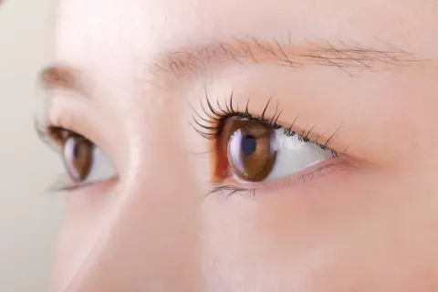 視力が悪く「コンタクトレンズ」を使用していますが、いっそのこと「レーシック手術」をしたいです。手術を受けてコンタクトをやめると何年くらいで元が取れる計算ですか？