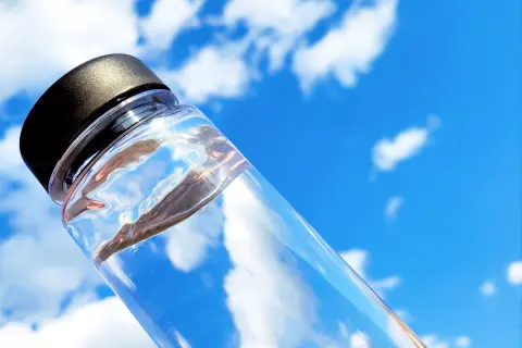 よくコンビニで「ミネラルウォーター」を買うのですが、「給水スポット」を使えばかなり節約になることに気づきました。年間で大体いくらの節約になりますか？