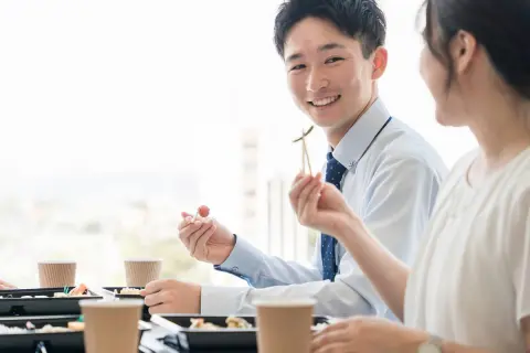 値上げが多くてランチ代の出費もキツい…。「食事手当」を出してくれる会社もあるようですが、年間どのくらい食費を節約できるのでしょうか？