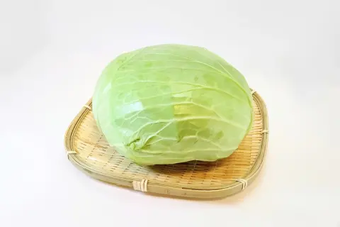 先日スーパーに買い物に行ったところ、キャベツが1玉「400円」を超えていてびっくり！仕方なく「カット野菜」を購入したのですが、なぜ「カット野菜」の値段は変わらないのでしょうか？