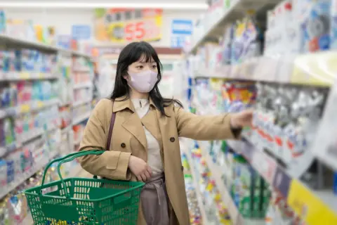 仕事のある日は毎日コンビニで「140円」のコーヒーを買っているのですが、近所のドラッグストアなら「1本116円」で買えることに気がつきました。今後ドラッグストアで買うと、年間いくら節約できる計算ですか？