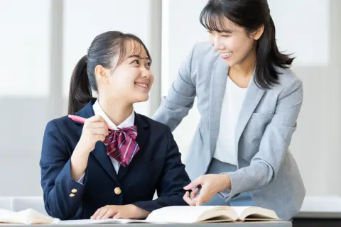 来年大学受験を控えている子どもを春から「予備校」に通わせようと思っています。「高校卒業」まで学費はいくらくらいを見込んでおけば足りますか？