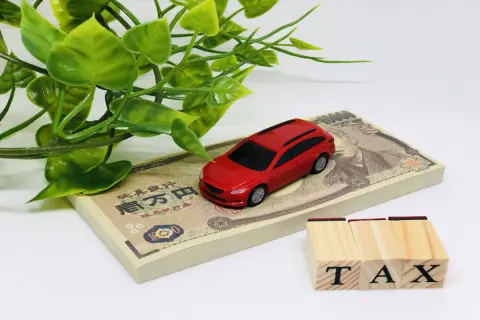 友人に「軽自動車を買いたい！」と話したところ、「なるべく4月に買った方がいいよ」と言われました。4月に買うとなにか「特典」でもあるのでしょうか？