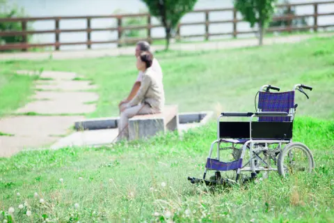 妻に「認知症」の兆候が見られ、経過観察中です。もうすぐ定年ですが貯金が少なく介護費用が心配です。今からできる対策はありますか？