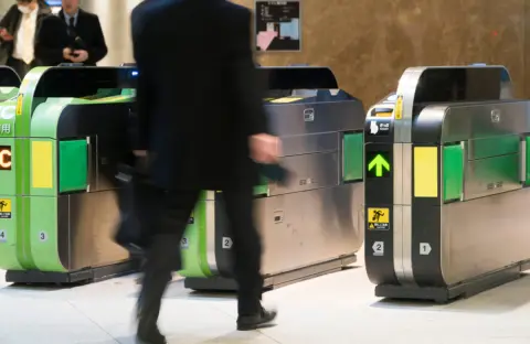 職場が「新宿」だけど、3月の途中で退職予定。月末まで「定期券」は使えるけど、プライベートでの使用はNGですか？ 注意点を解説