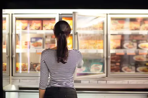 スーパーで「冷凍食品」を買おうとしたらほとんどが値上がりしていて驚きました……なんでこんなに高くなっているのでしょうか？