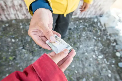 子を連れて会いに行くたびに「交通費の足しに」とおこづかいを“1万円”くれる父。2ヶ月に1回は顔を見に行くのですが、これって負担をかけていますか？