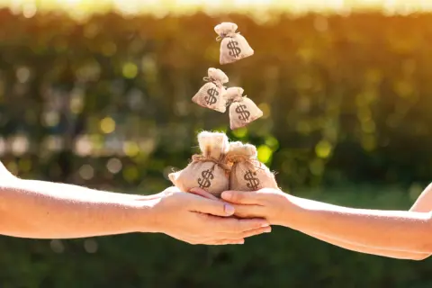 「一括贈与」vs「分割贈与」祖父から孫へ教育資金「500万円」を渡すならどちらが良い？