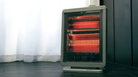 冬の寒い朝に3時間だけ「エアコン」のみ使用した場合と「電気ストーブ」を併用した場合の「電気代」はどのくらい変わる？