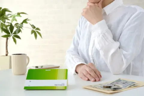 銀行に貯金「1000万円」を預けていますが、利息にも税金がかかりますか？確定申告が必要なのでしょうか…？